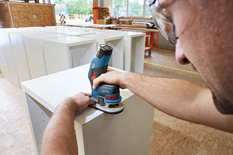 Bosch Akku-Kantenfräse GKF 12V-8 - 12 Volt - inkl. 2 Fräser - L-BOXX 136
