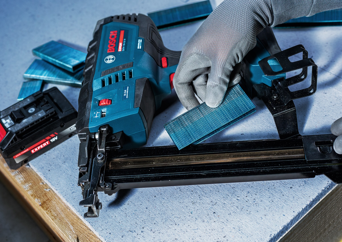 Bosch Akku Holzklammerer EXPERT EXTH18V-50M 18V - ohne Akku/Ladegerät in XL-BOXX