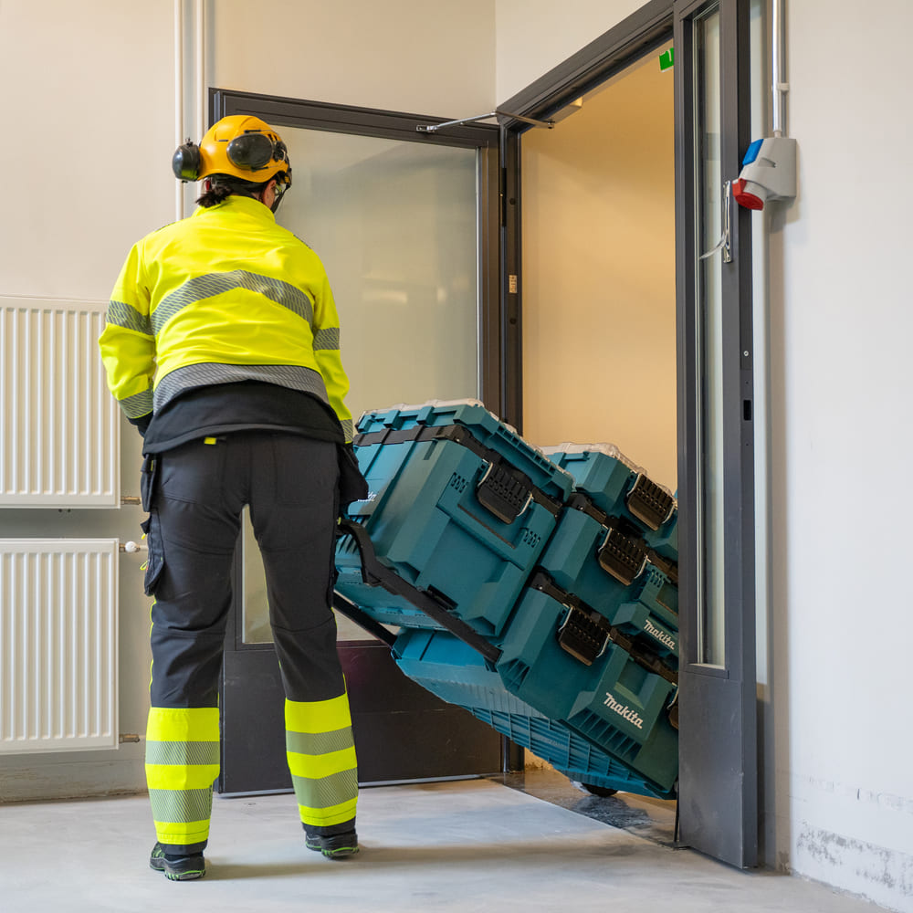 Makita MAKTRAK Trolley Werkzeugbox L - mit Räder - 81,9 Liter Volumen - P-91001