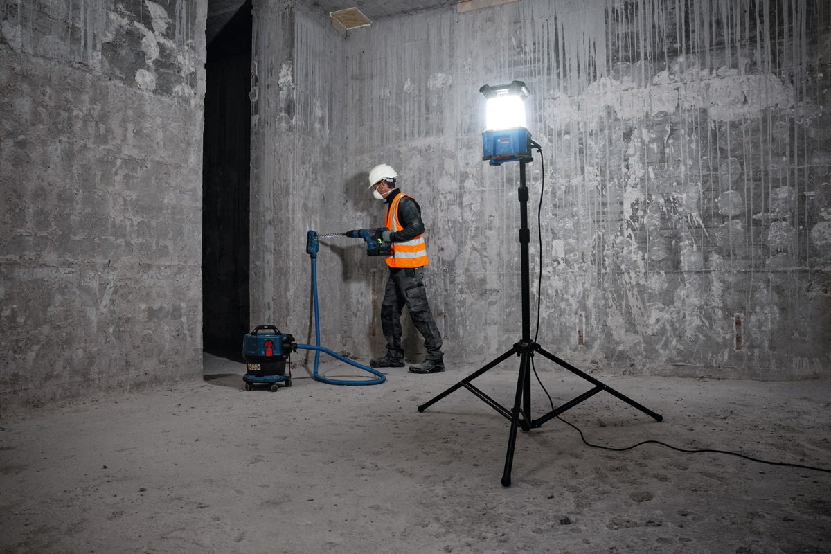 Bosch Akku Bauleuchte Baustrahler GLA 18VH-7500 - Sologerät ohne Akku/Ladegerät