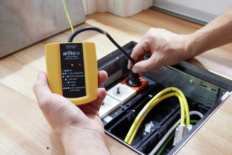 Wiha Steckdosentester - Steckdose prüfen - 230 V AC - CAT II - 45220