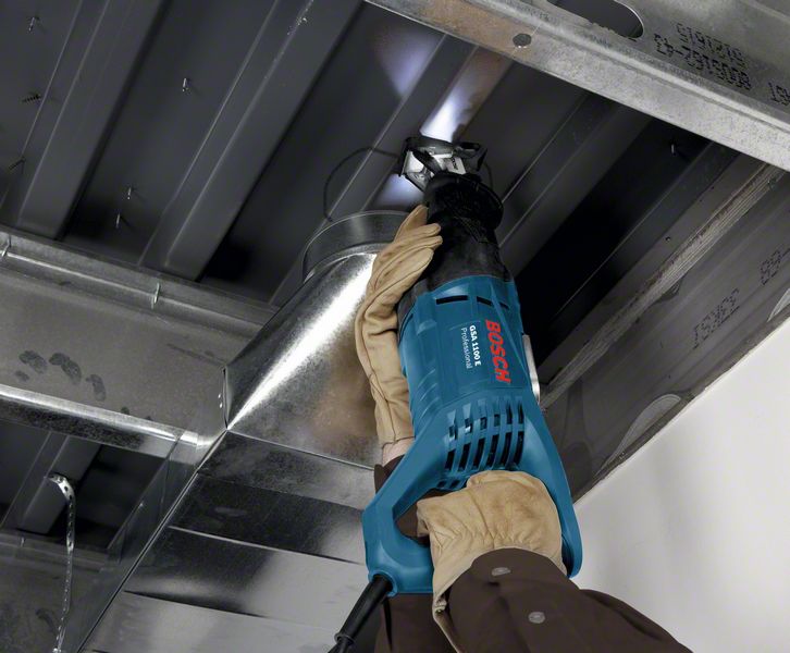Bosch Professional Säbelsäge GSA 1100 E - 1100 Watt - 2 Sägeblätter - Koffer