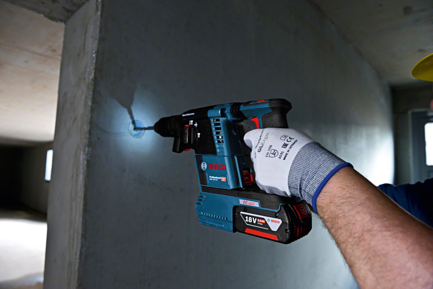 Bosch Akku-Bohrhammer GBH 18V-26F SDS plus inkl. 2x ProCORE18V 5,5Ah - Ladegerät