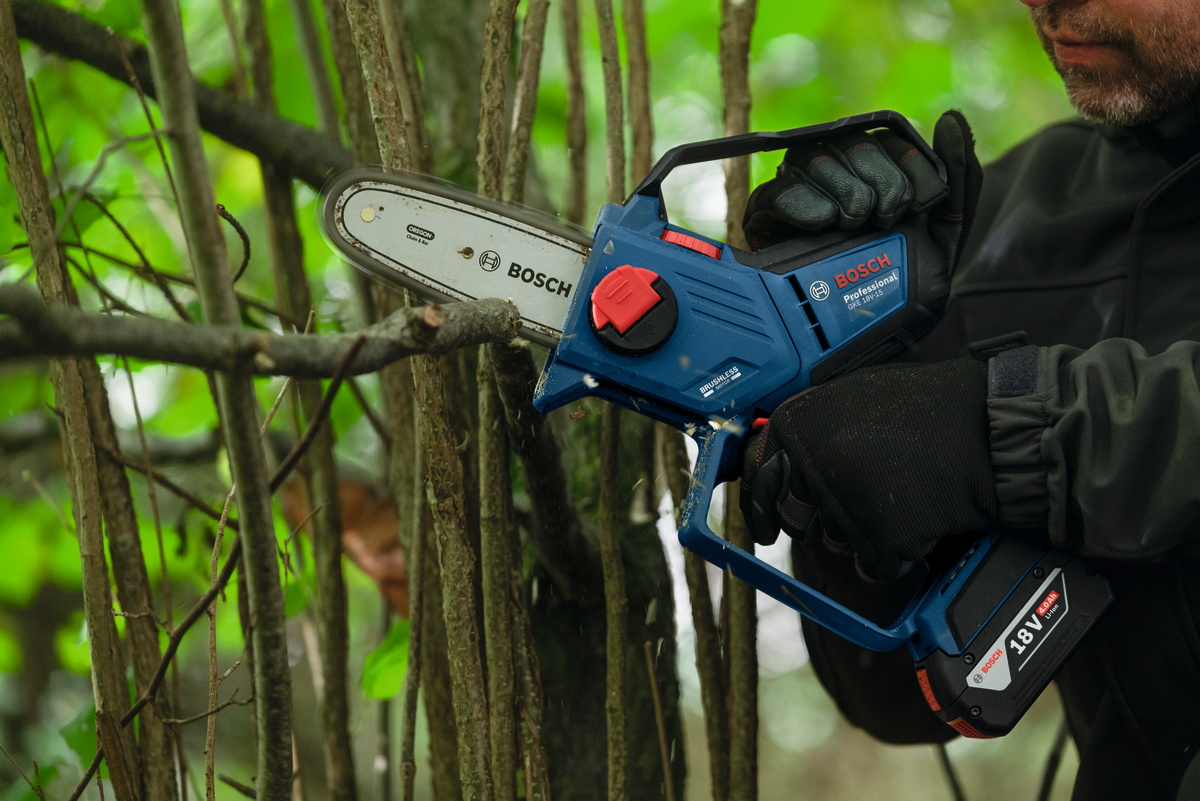 Bosch Astsäge Kettensäge Akku GKE 18V-15 - Sologerät ohne Akku/Ladegerät - 15cm