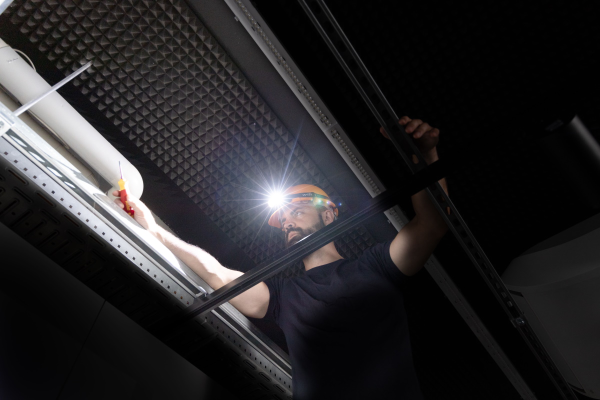 Wiha Stirnlampe 500 lm mit Bewegungssensor - Arbeitsleuchte - dimmbar - 45700