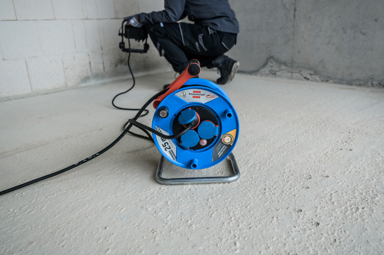 Brennenstuhl Kabeltrommel blau - 25 meter - 230V - IP44 - 3 Dosen - 1218350