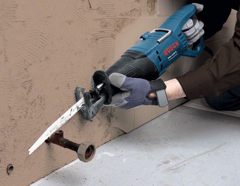 Bosch Professional Säbelsäge GSA 1100 E - 1100 Watt - 2 Sägeblätter - Koffer
