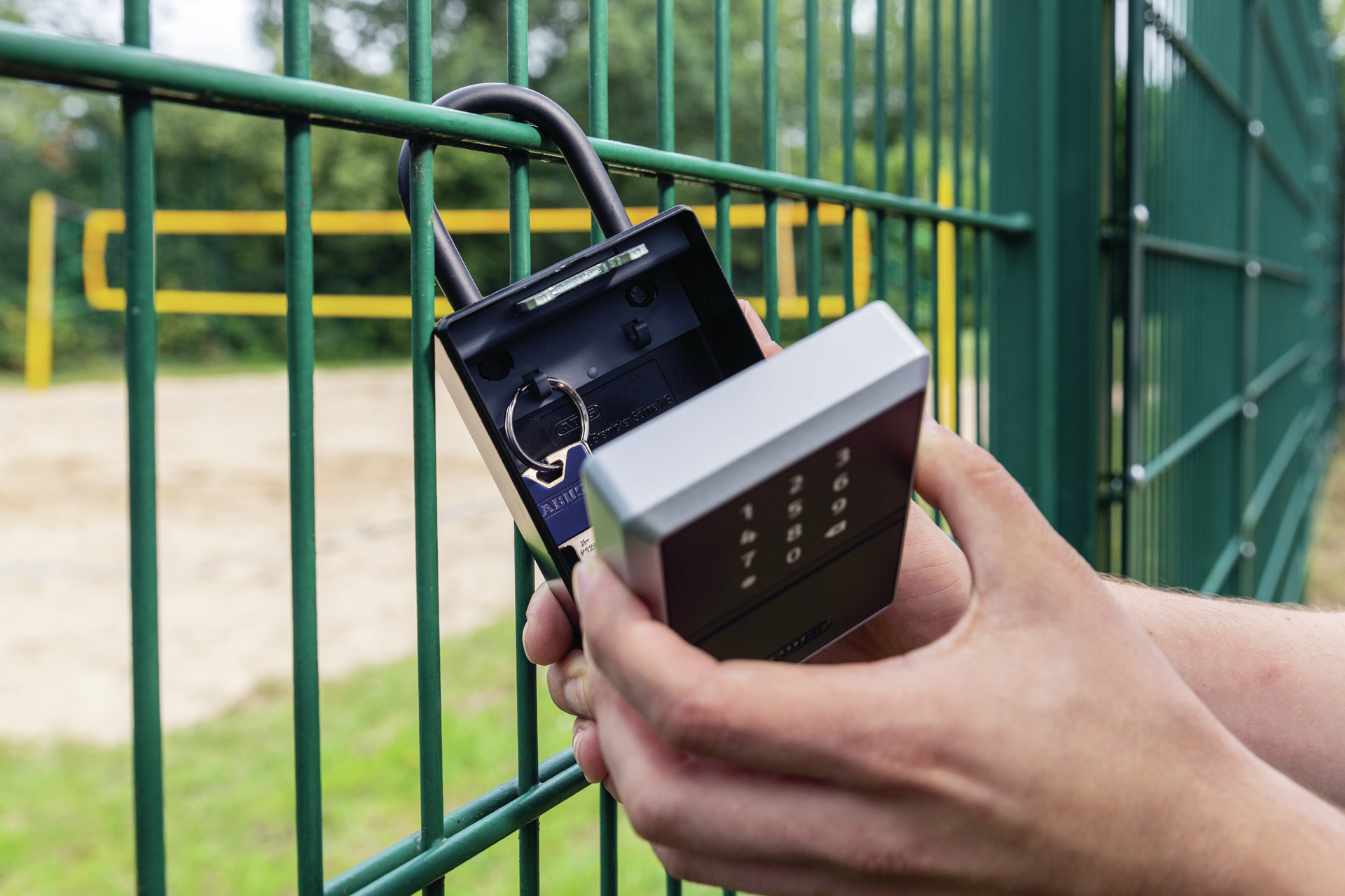 Abus KeyGarage 797 SMART Bluetooth - mit Bügel - inkl. AA Batterien