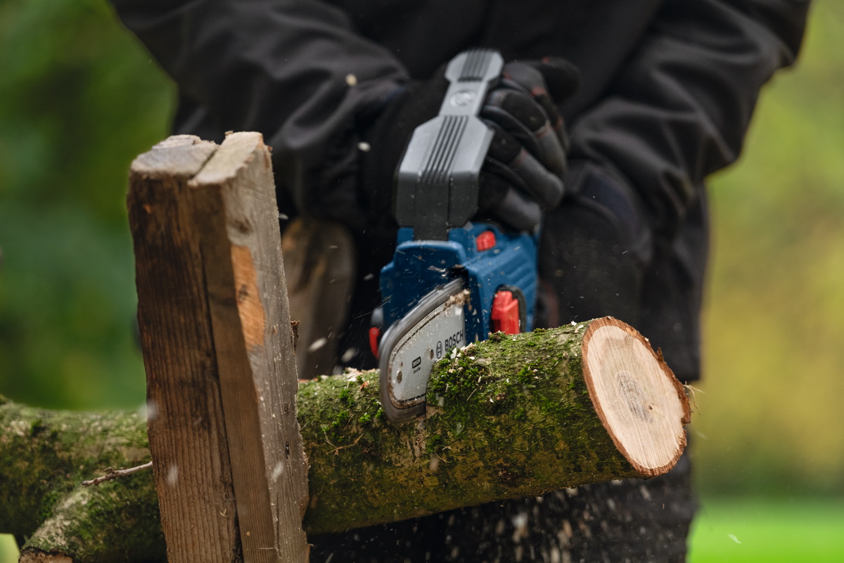Bosch Astsäge Kettensäge Akku GKE 18V-15 - Sologerät ohne Akku/Ladegerät - 15cm
