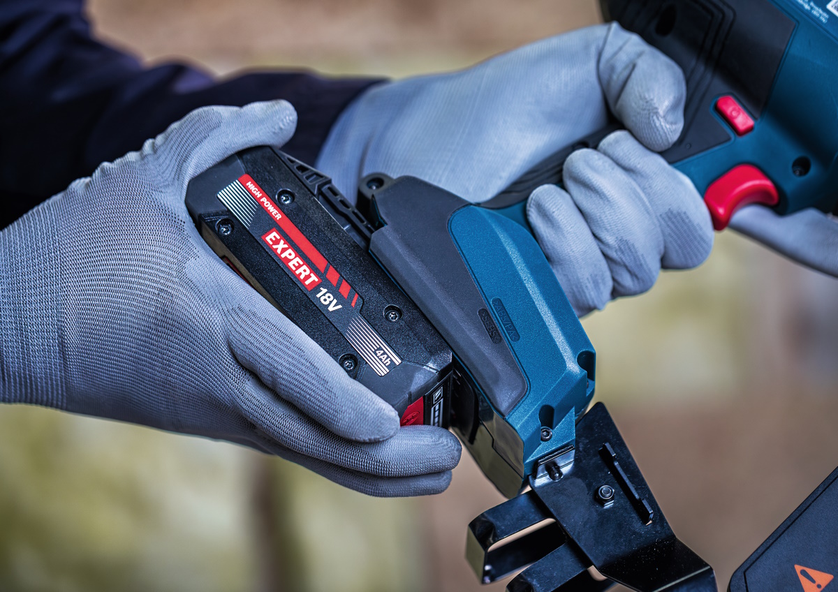 Bosch Akku Holzklammerer EXPERT EXTH18V-50M 18V - ohne Akku/Ladegerät in XL-BOXX