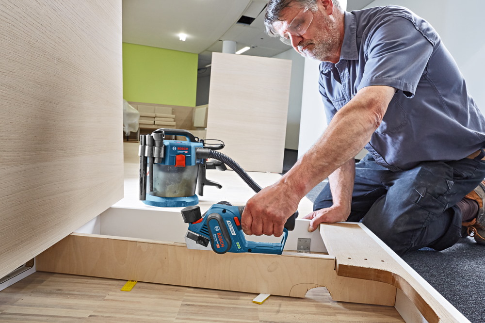 Bosch Akku Hobel GHO 12V-20 Professional mit 2 Hobelmesser - L-BOXX 138 - SOLO