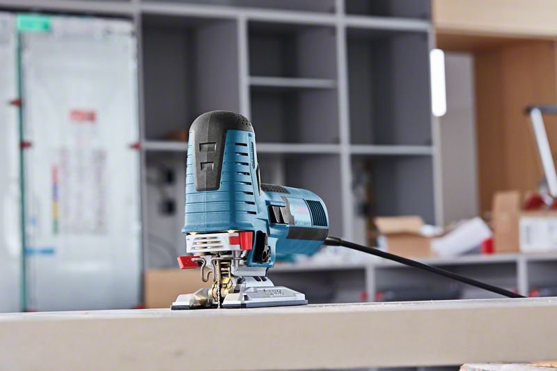 Bosch Stichsäge GST 160 CE - L-BOXX - 3 Sägeblatter - 800 Watt - 2,2 kg