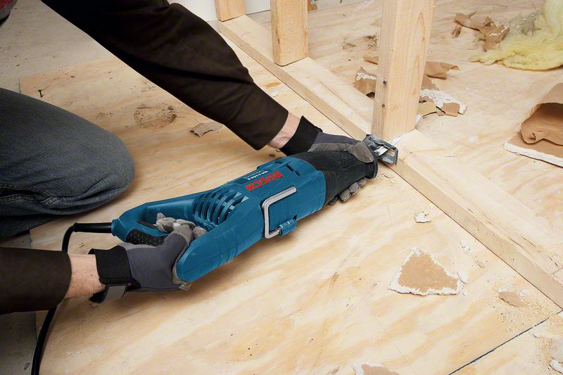 Bosch Professional Säbelsäge GSA 1100 E - 1100 Watt - 2 Sägeblätter - Koffer