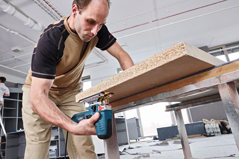Bosch Stichsäge GST 160 CE - L-BOXX - 3 Sägeblatter - 800 Watt - 2,2 kg