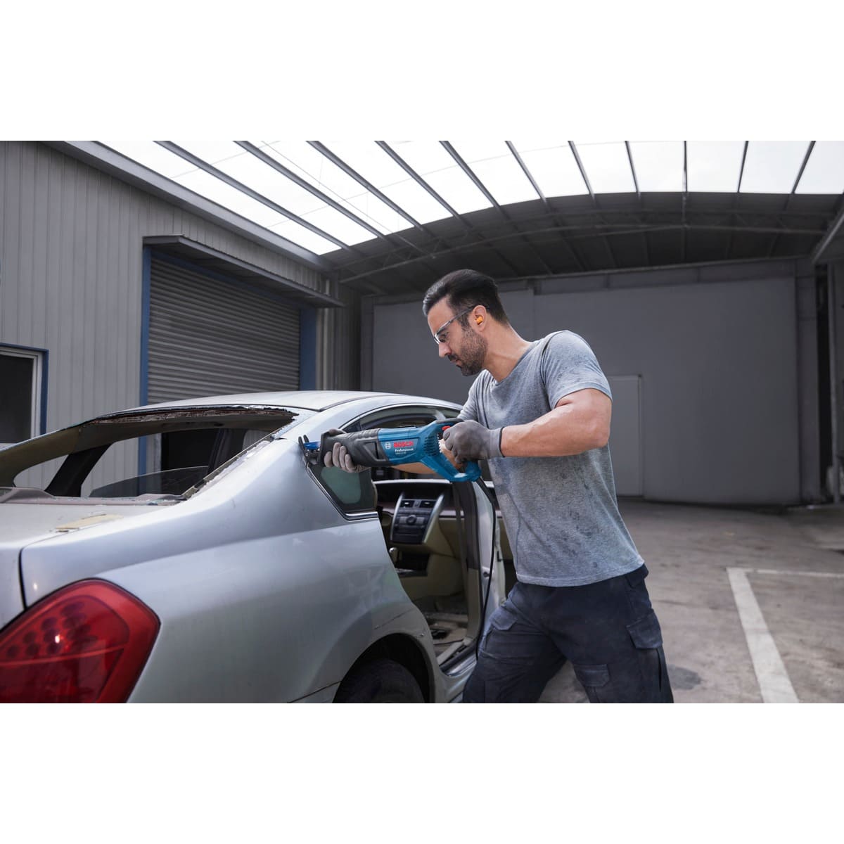 Bosch Säbelsäge PRO GSA 12-30 Professional - 1250 Watt - 2 Sägeblätter im Koffer