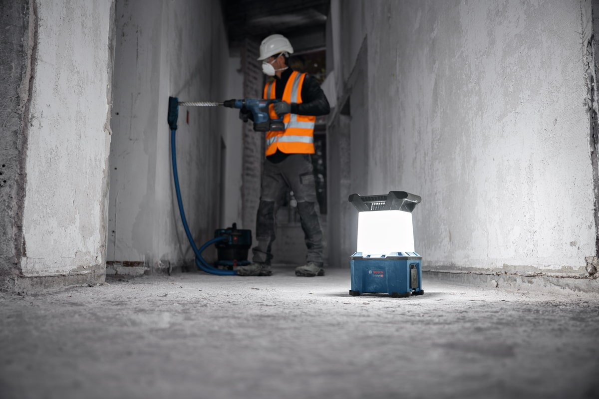 Bosch Akku Bauleuchte Baustrahler GLA 18VH-7500 - Sologerät ohne Akku/Ladegerät