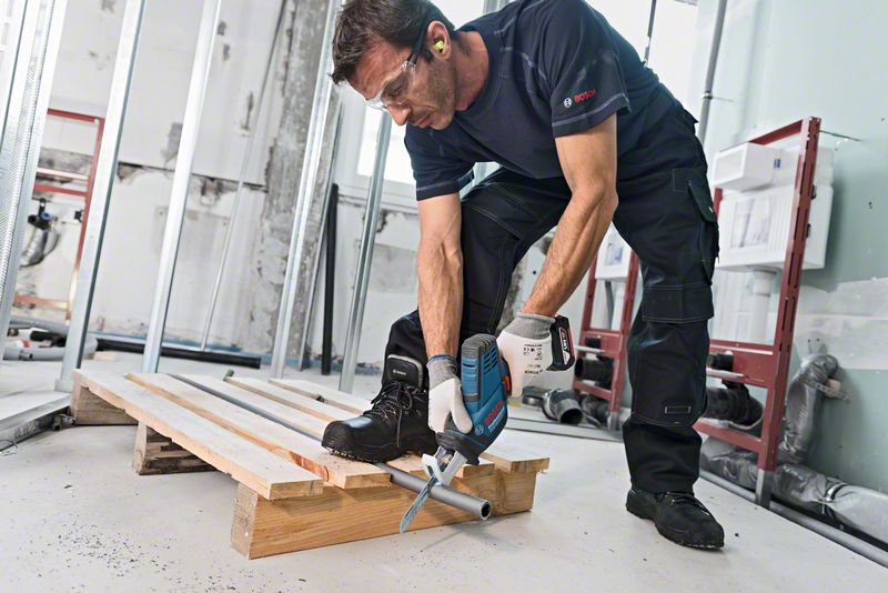 Bosch Akku-Säbelsäge GSA 18 V-LI C Professional  - L-BOXX 136 - inkl. 3 Sägeblätter